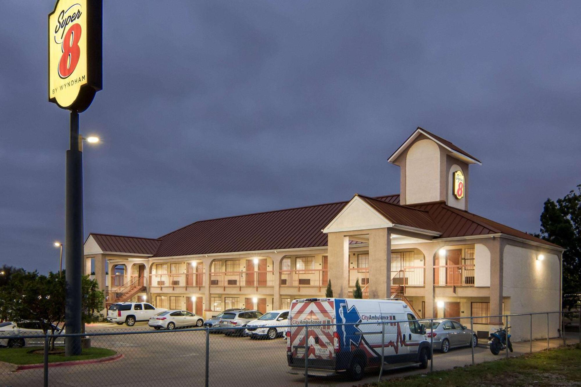 Super 8 By Wyndham Grand Prairie Southwest Motel Exterior photo
