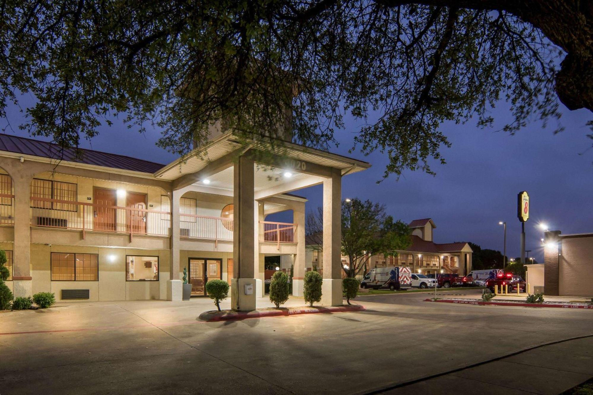 Super 8 By Wyndham Grand Prairie Southwest Motel Exterior photo