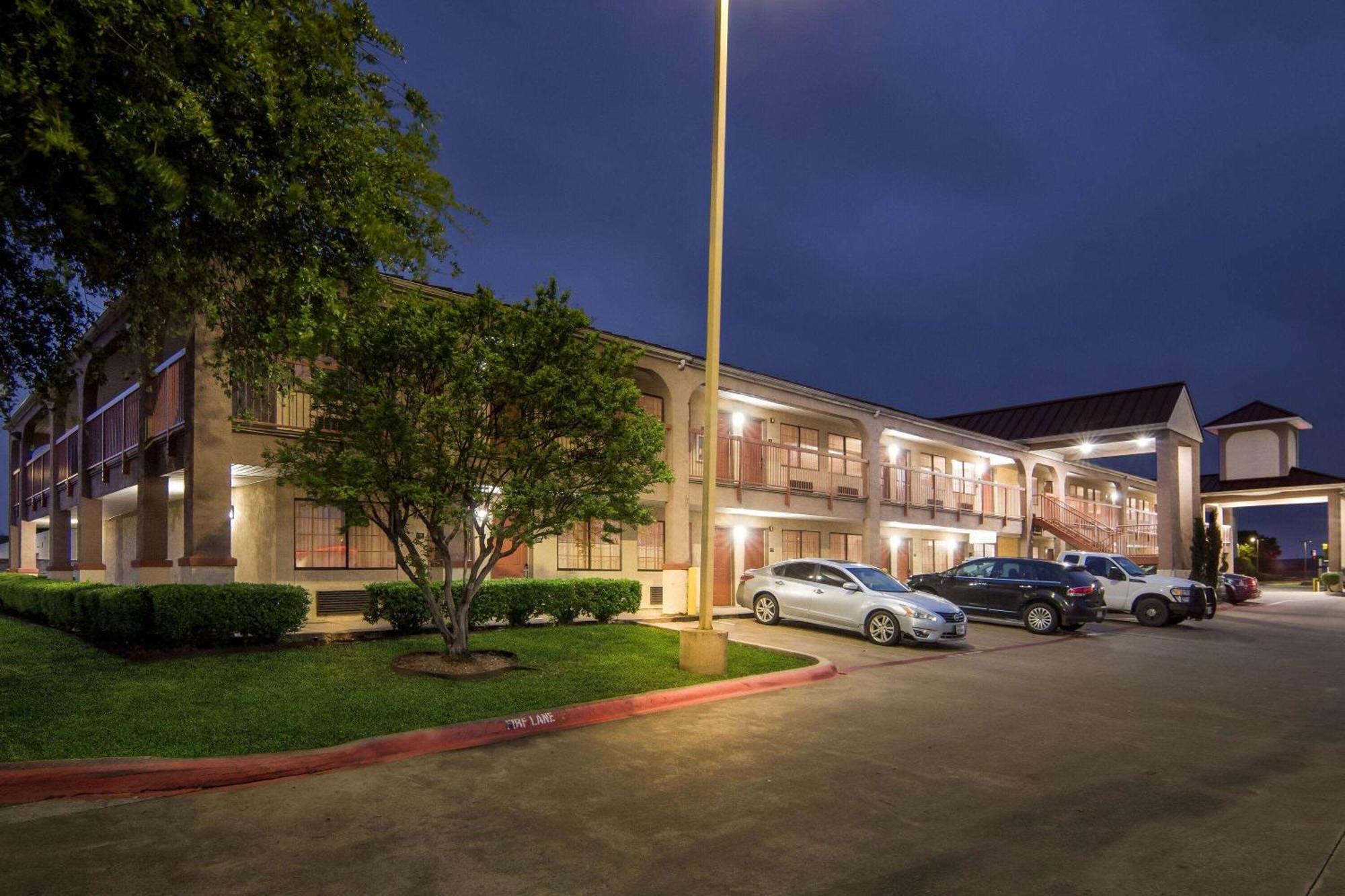 Super 8 By Wyndham Grand Prairie Southwest Motel Exterior photo