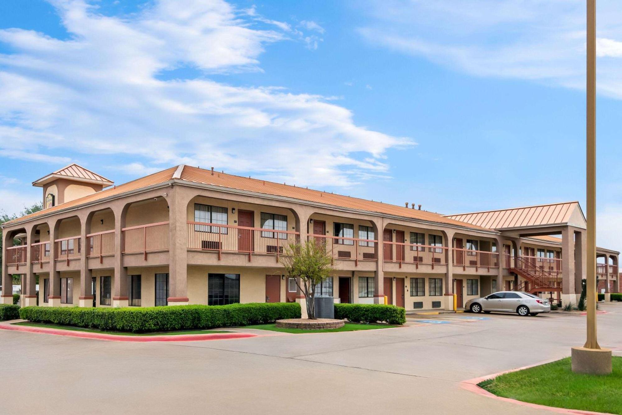 Super 8 By Wyndham Grand Prairie Southwest Motel Exterior photo