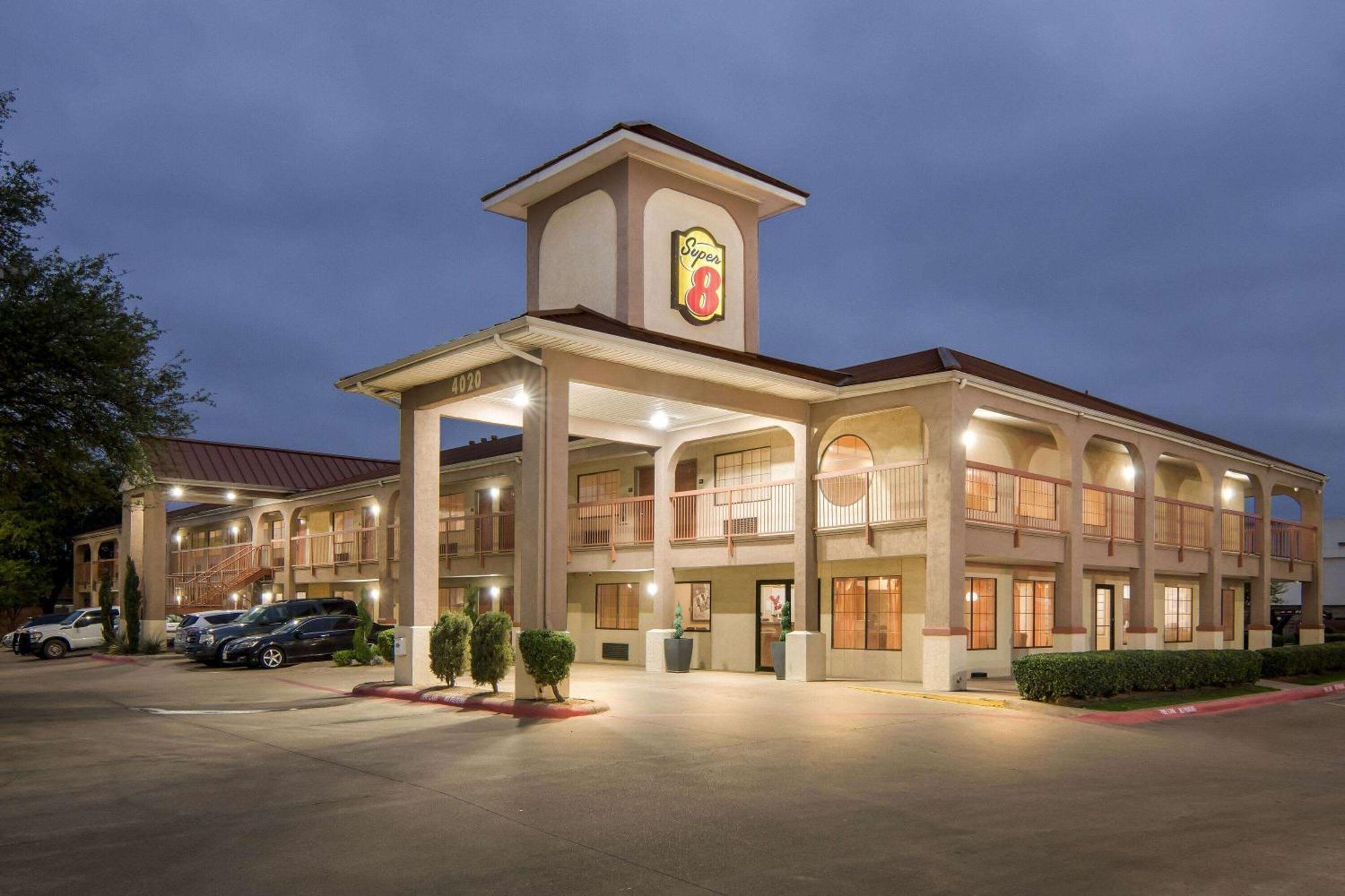 Super 8 By Wyndham Grand Prairie Southwest Motel Exterior photo