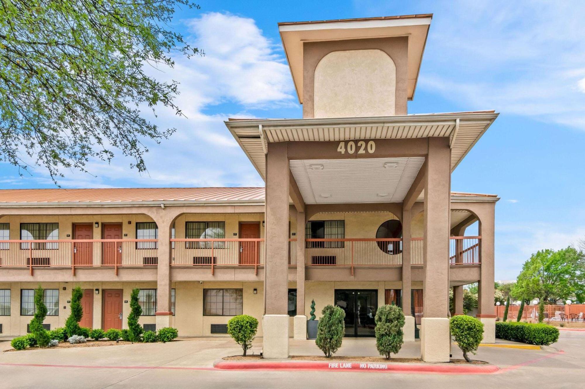 Super 8 By Wyndham Grand Prairie Southwest Motel Exterior photo