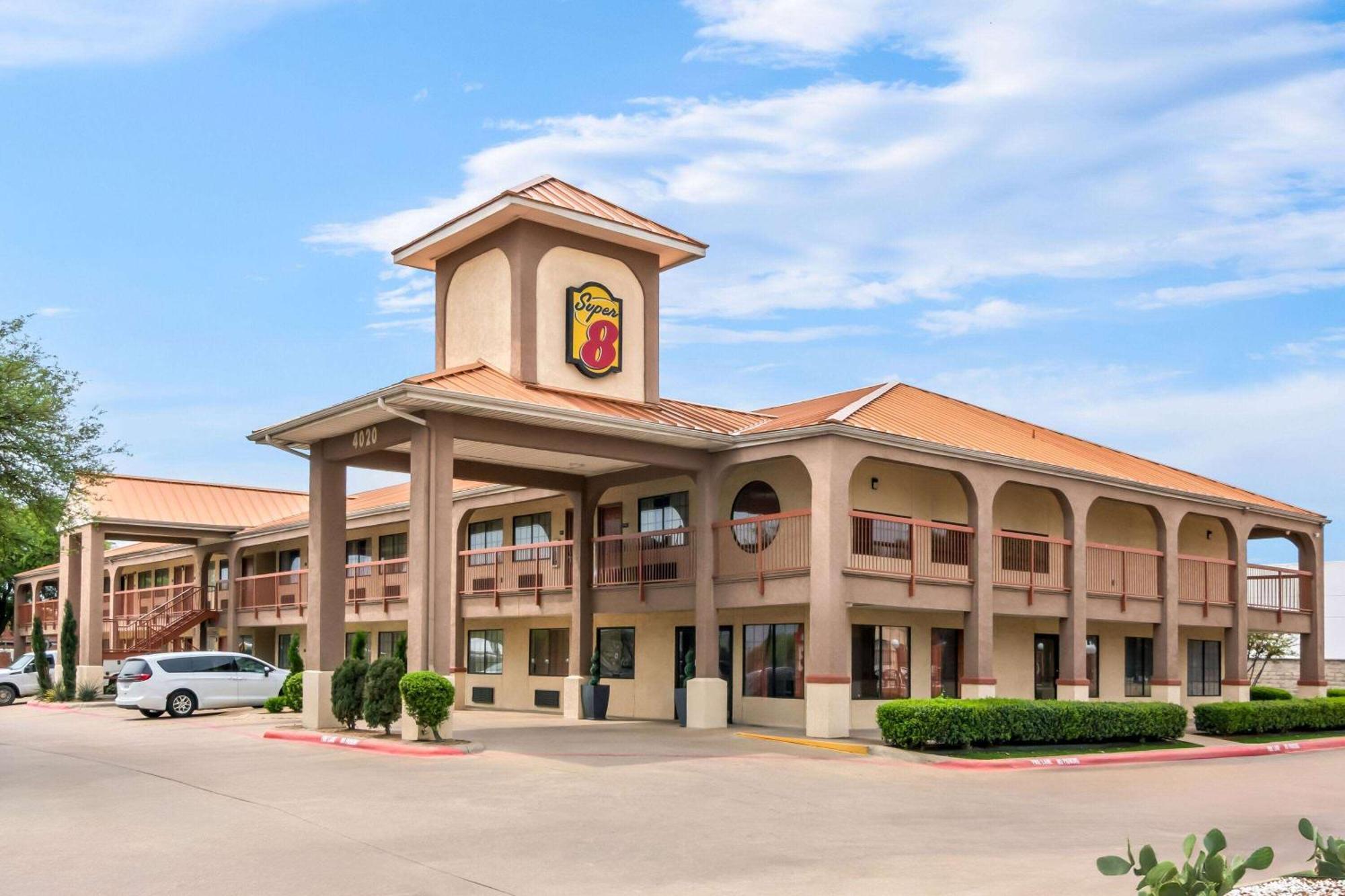 Super 8 By Wyndham Grand Prairie Southwest Motel Exterior photo